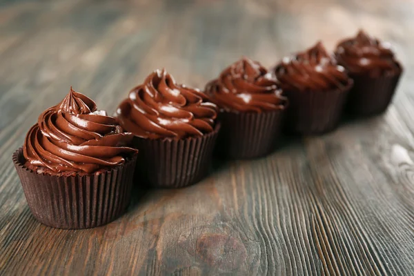Schokolade Cupcakes auf dunklem Holz Hintergrund — Stockfoto