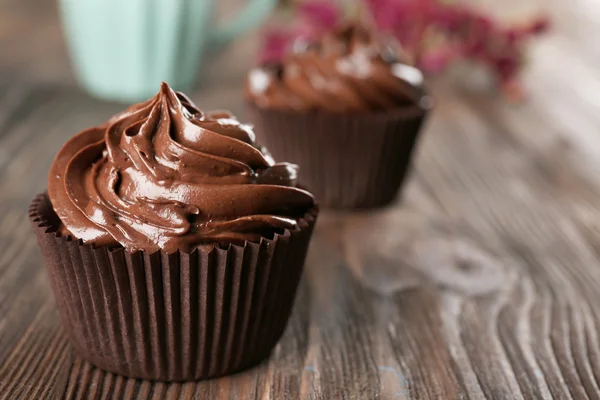 Schokoladen-Cupcakes serviert mit Getränk auf dem Tisch — Stockfoto