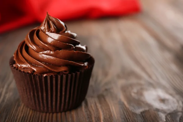 Bolo de chocolate na mesa — Fotografia de Stock