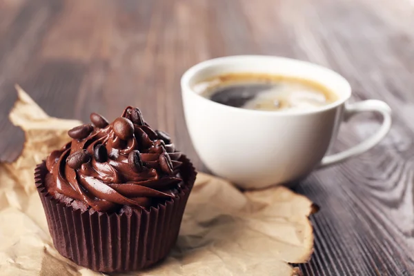 Chocolate cupcakes and coffee on craft paper — Stok fotoğraf