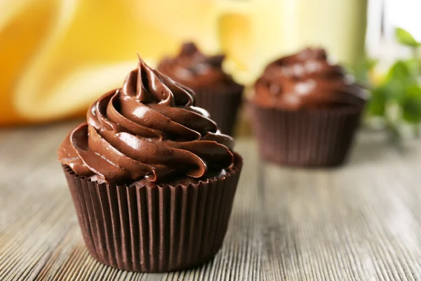 Cupcake al cioccolato con bevanda sul tavolo — Foto Stock