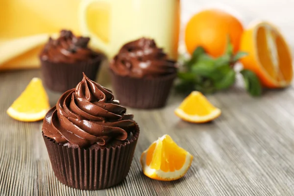 巧克力蛋糕配橙色在桌子上 — 图库照片