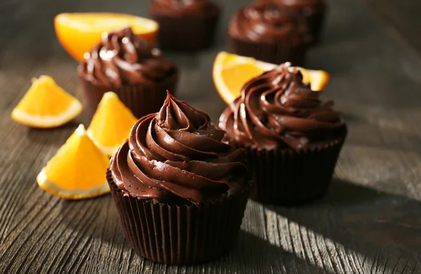 Cupcakes au chocolat et orange coupé sur table en bois — Photo