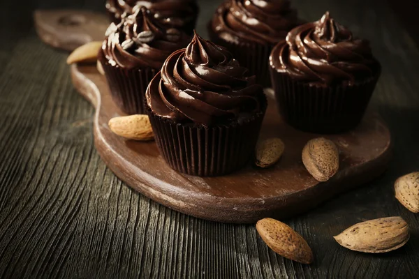 Čokoládové košíčky s ořechy na prkénku — Stock fotografie
