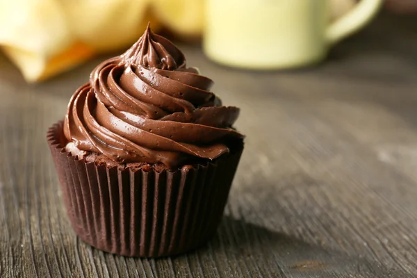 Pastelitos de chocolate servidos con una bebida en la mesa de madera — Foto de Stock