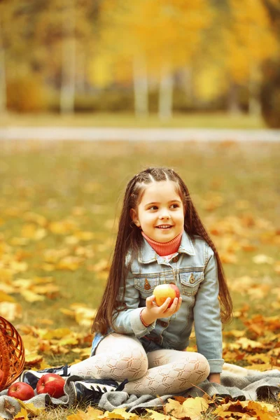 Beautiful little girl with apples — Stock Photo, Image