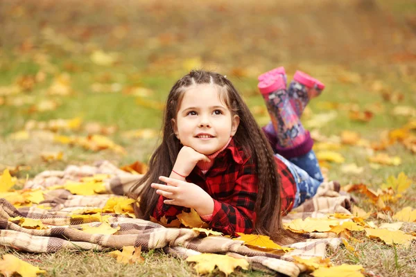 Ragazza nel parco autunnale — Foto Stock