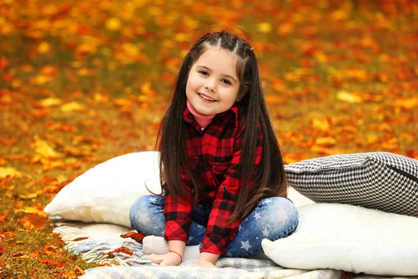 Junges Mädchen im Herbstpark — Stockfoto