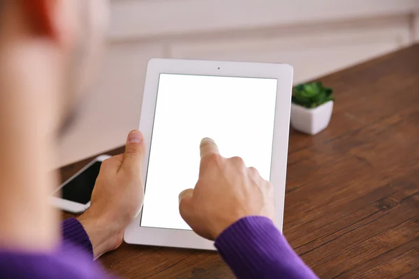 Man använder sin tablet-pc — Stockfoto