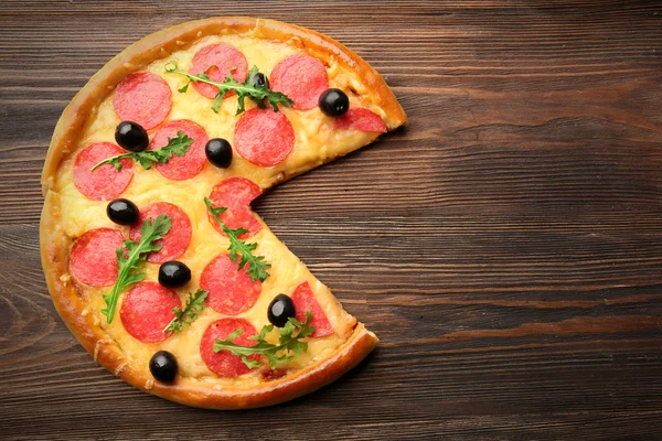 Senza un pezzo gustosa pizza su sfondo di legno, primo piano — Foto Stock