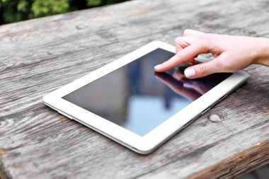 Tablet ile çalışan kadın