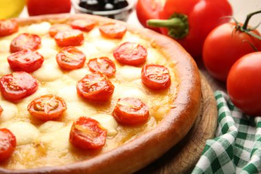 Pizza Margherita sebzeli, yakın çekim