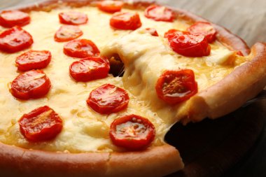 Pizza Margherita ve kaldırılan dilim, yakın çekim