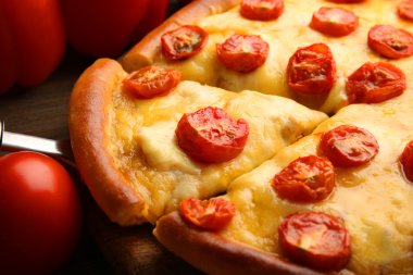 Pizza Margherita, dilim ve sebze, yakın çekim kaldırıldı