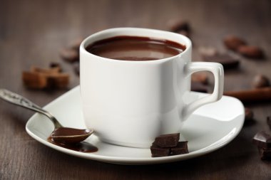 Kakao çikolata ve ahşap masa üzerinde tarçın ile