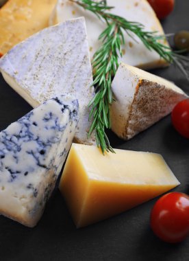 Peynir, domates ve zeytin kara tahta üzerinde farklı tür yakın çekim