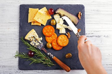 Kompozisyon taze peynir, meyve ve sebze masada, yakın çekim. El peyniri pirzolası.