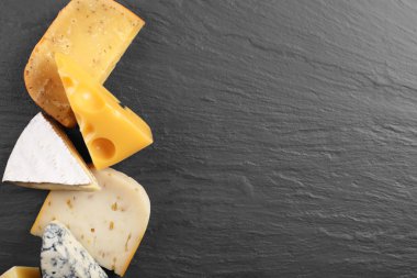 Farklı gri arka plan, kopya alanı üzerinde peynir çeşitleri