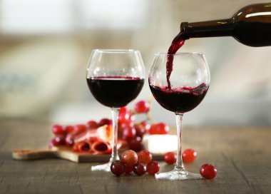 Şişe kırmızı şarap kadehinin dökme