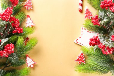 Oyuncaklar ile Noel köknar ağacı dalları 