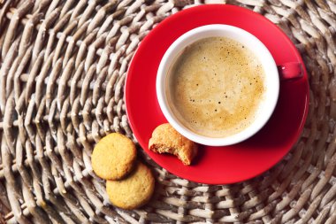 Hasır mat zemin üzerine kahve