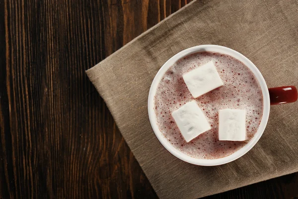 Copa de cacao caliente con malvavisco en servilleta de algodón, de cerca — Foto de Stock