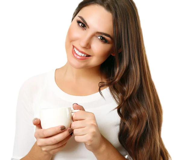 Jovem bonita mulher posa com xícara de café isolado no fundo branco — Fotografia de Stock