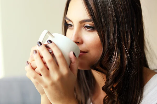 Femme avec tasse de café — Photo