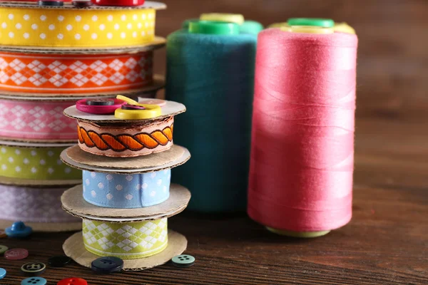 Spools of color ribbon and buttons, close-up — Stock Photo, Image