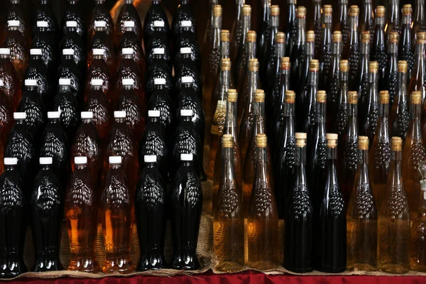 Червоне вино в пляшках, розташованих рядами — стокове фото