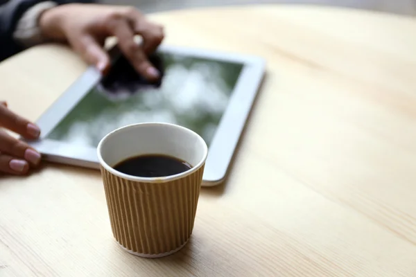 Woman working with tablet — Stock Photo, Image