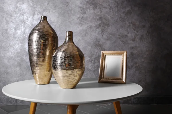 Vasen auf dem Tisch im Zimmer — Stockfoto