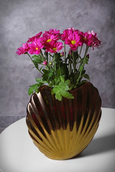 Chrysanthemums in vase on table — Stock Photo, Image