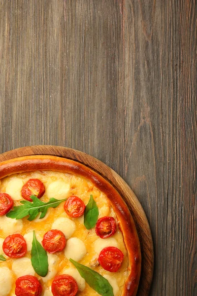 Pizza Margherita z rukolą na drewniane tła — Zdjęcie stockowe