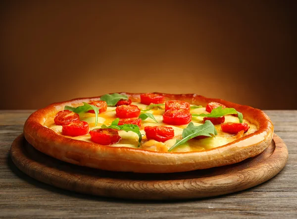 Pizza Margherita con rucola su sfondo marrone — Foto Stock