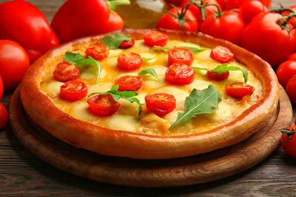 Pizza Margherita con rucola, peperoncino, pomodori, primo piano — Foto Stock