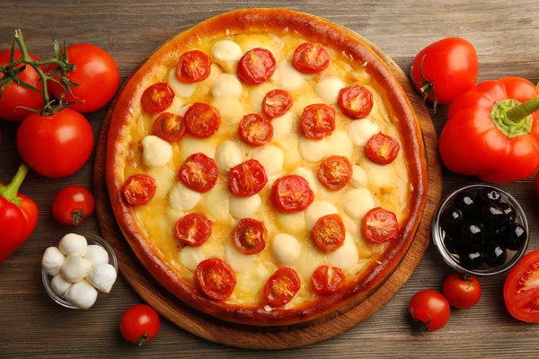 Pizza Margherita con verduras sobre mesa de madera —  Fotos de Stock