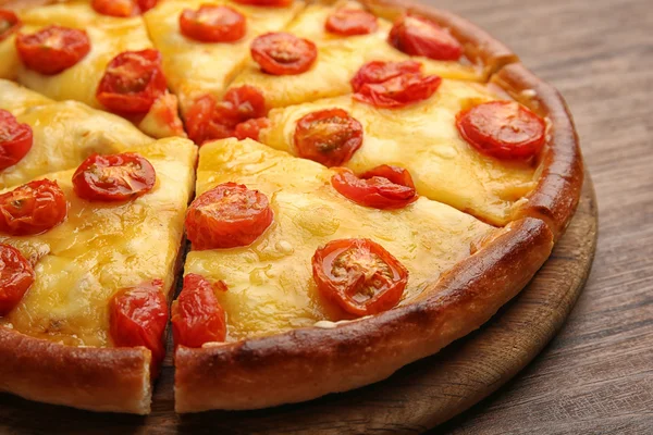 Chopped Margherita pizza, close-up — Stock Photo, Image