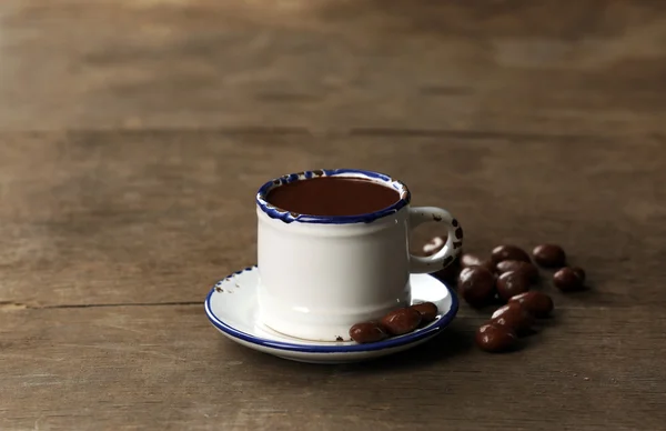 Tazza di cacao con cioccolato su sfondo di legno — Foto Stock