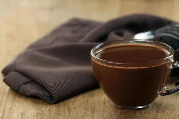 Tasse Kakao mit Schokolade und Serviette auf Holztisch — Stockfoto