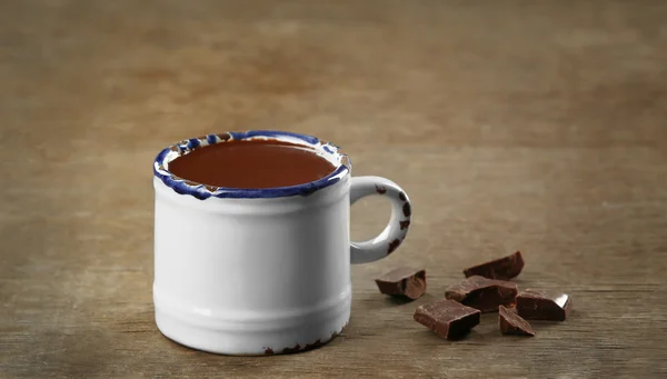 Kopje cacao met chocolade op houten tafel — Stockfoto