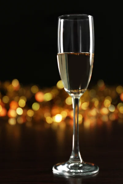 Una copa de champán con bokeh sobre fondo oscuro —  Fotos de Stock