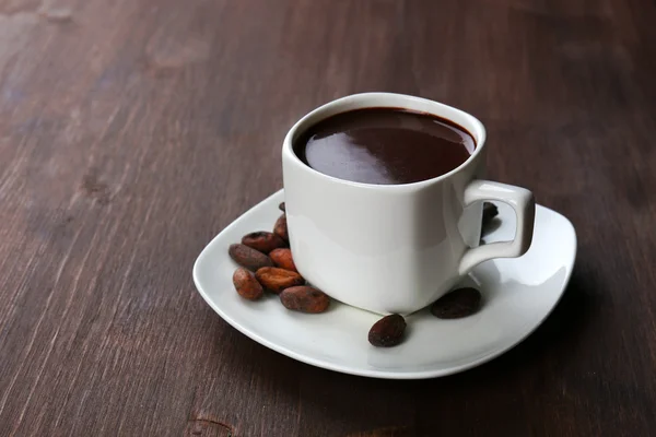 Cacau com feijão e chocolate em fundo de madeira — Fotografia de Stock