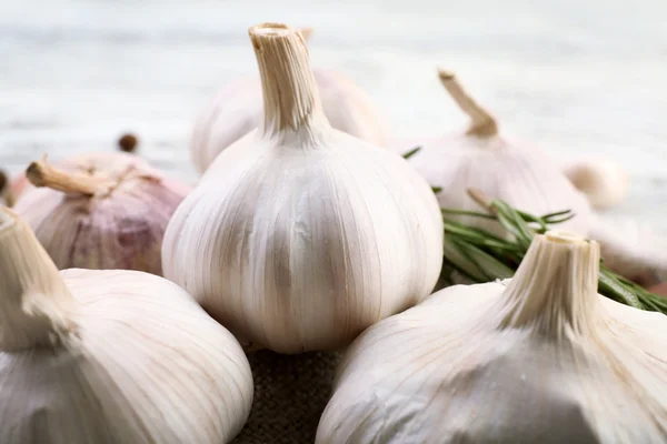 Zusammensetzung von Knoblauch und Rosmarin auf der Verpackung, Nahaufnahme — Stockfoto