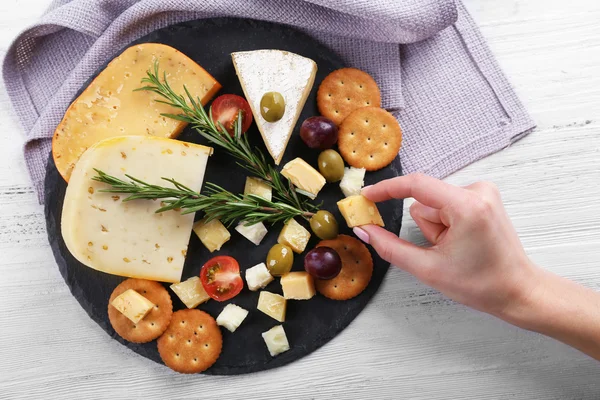 El barış gıda ile yuvarlak kurulu peynir alır — Stok fotoğraf