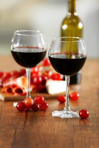 Zwei Weingläser mit Trauben auf dem Tisch — Stockfoto