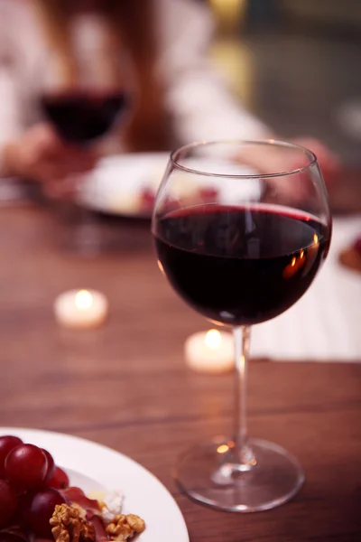 Copo com vinho tinto na mesa — Fotografia de Stock