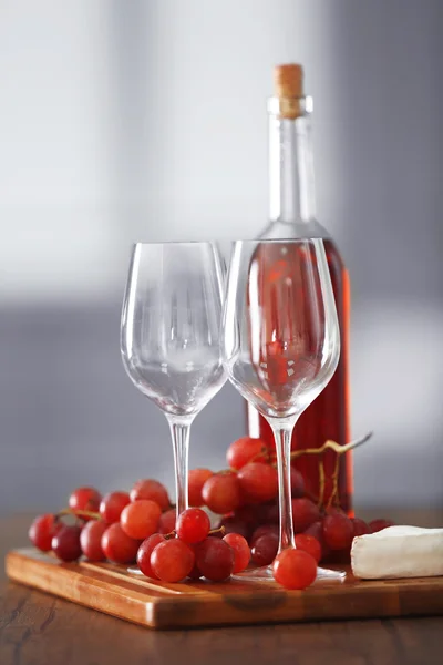Two wineglasses with grape, cheese and bottle, still life — Stock Photo, Image