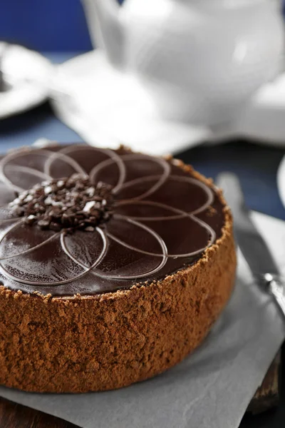 Chutný čokoládový dort na barevné dřevěné pozadí — Stock fotografie