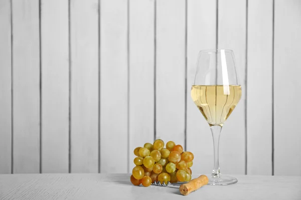 ワインと木製の壁の背景にブドウ — ストック写真